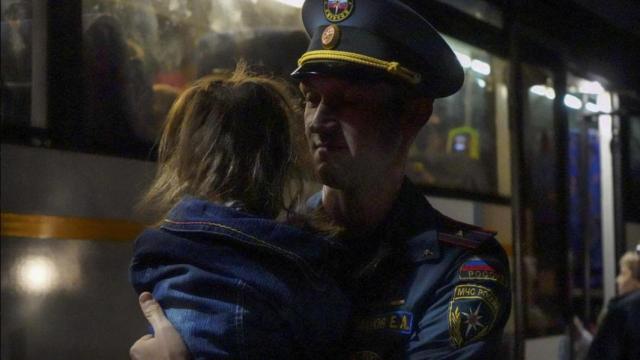 Un militar ruso ayuda a un niño de Kursk tras ser evacuado a Podolsk, región de Moscú.