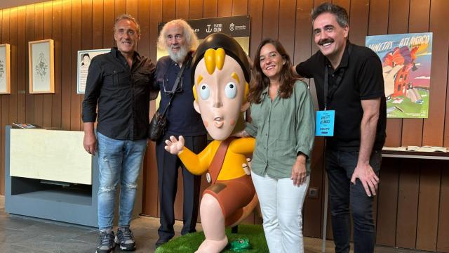 La estatua en homenaje al ilustrador Xaquín Marín ya luce en el Teatro Colón de A Coruña.