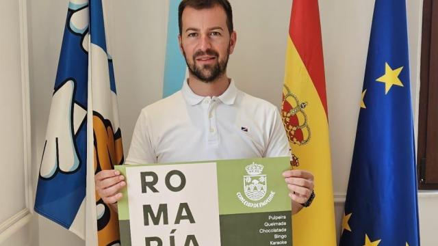 Sergio Platas, alcalde de Paderne, junto al cartel de las fiestas