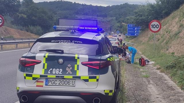 Un niño mete un pie en una alcantarilla de la autovía, en Ourense.