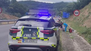 Un niño mete un pie en una alcantarilla de la autovía, en Ourense, y causa 400 metros de retenciones