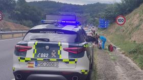 Un niño mete un pie en una alcantarilla de la autovía, en Ourense.