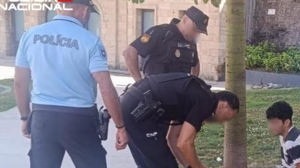 Los agentes detienen al hombre en la Plaza de la Estación.