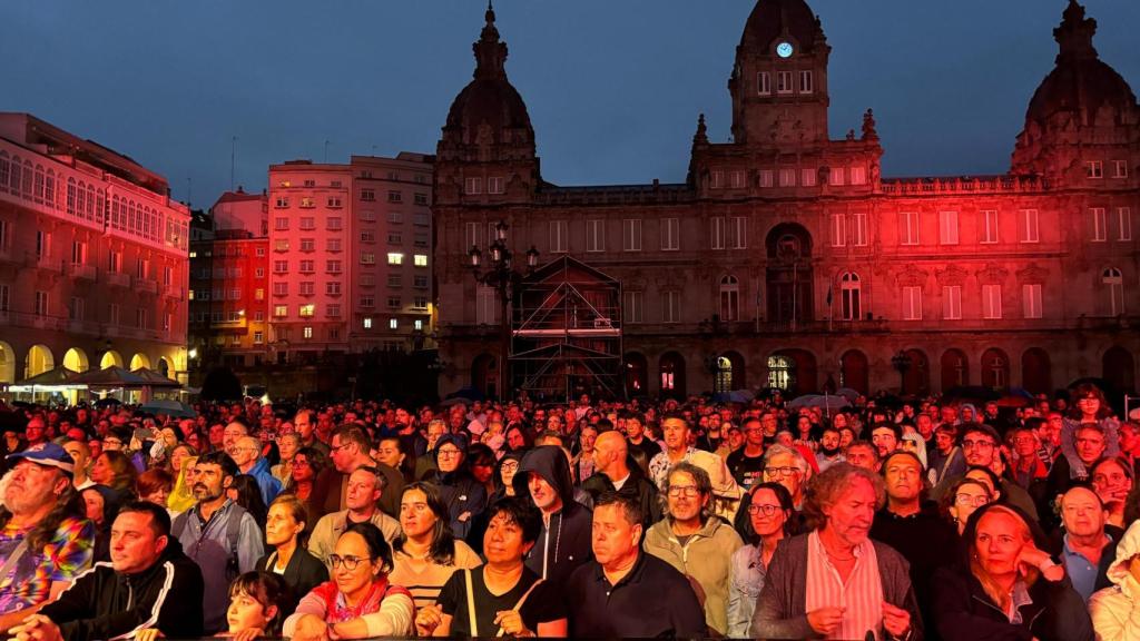 El público sigue el concierto de Ariel Rot en María Pita.