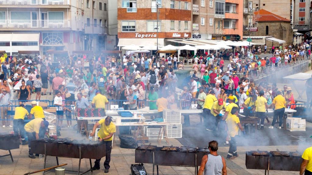 Sardiñada popular en la Praza dos Barcos