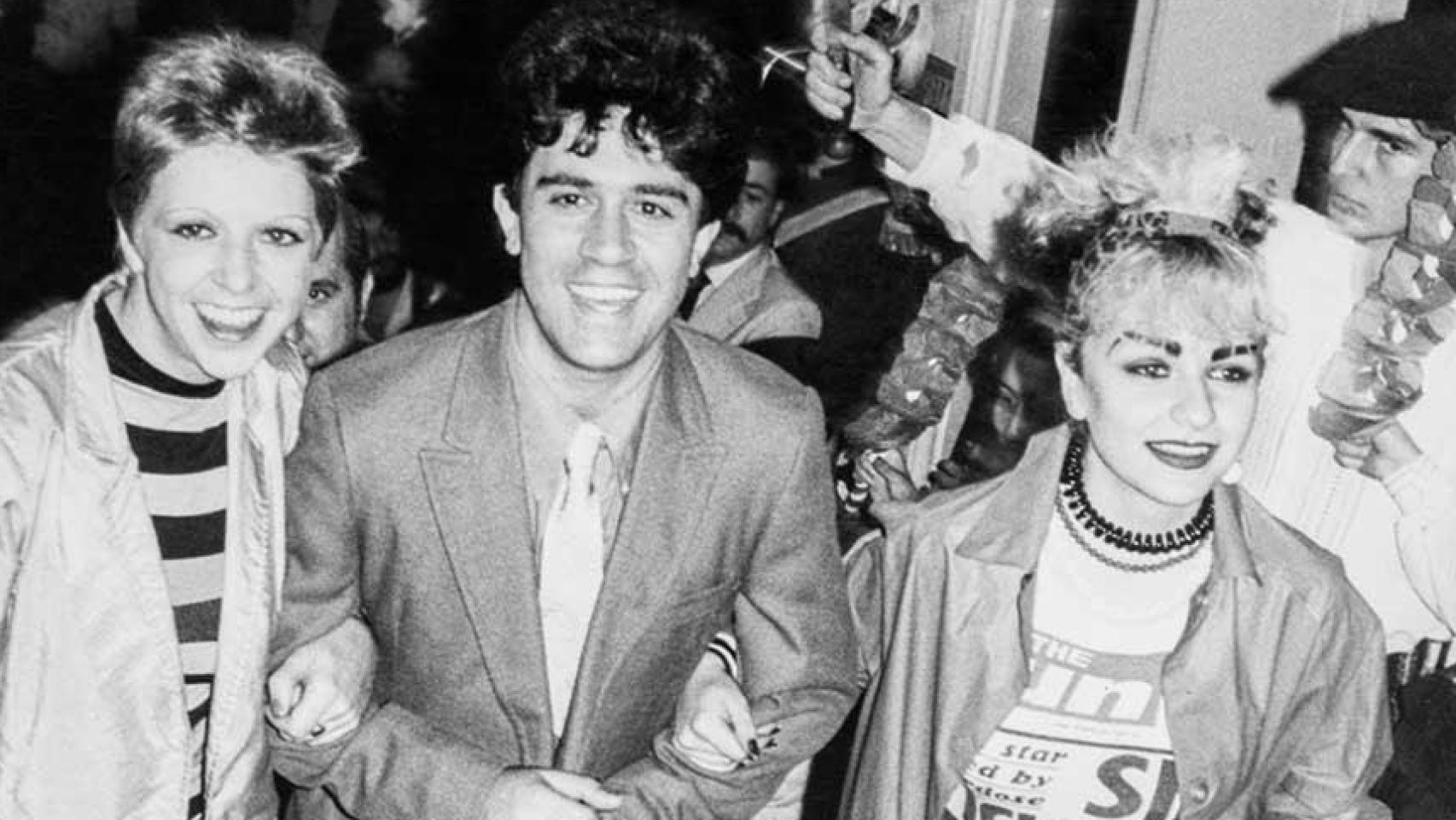 Pedro Almodóvar, Blanca Sánchez y Olvido Gara Alaska subiendo las escaleras del Teatro Victoria Eugenia en el estreno de 'Pepi, Luci, Bom y otras chicas del montón', en 1980. Foto: archivo del Festival de San Sebastián