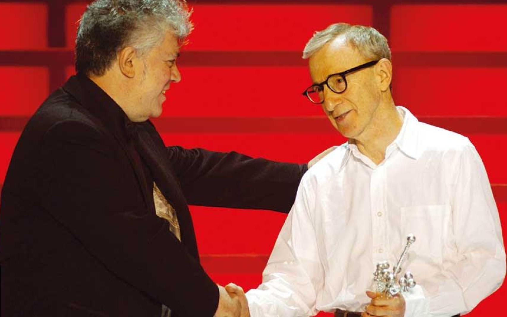 Pedro Almodóvar entrega el Premio Donostia a Woody Allen en 2004. Foto: archivo del Festival de San Sebastián