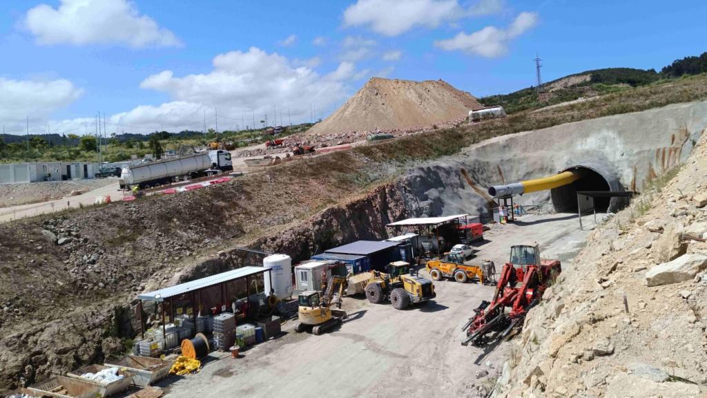 Trabajadores en las obras del túnel 1 a Langosteira en la zona de Vío.