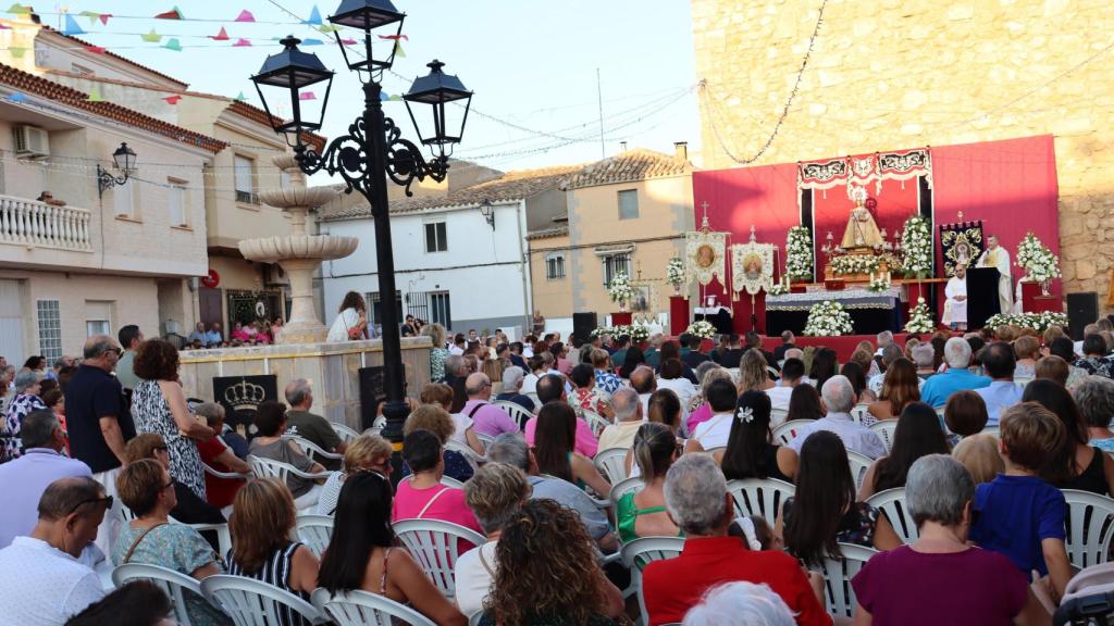 El acto congregó a decenas de vecinos y visitantes.