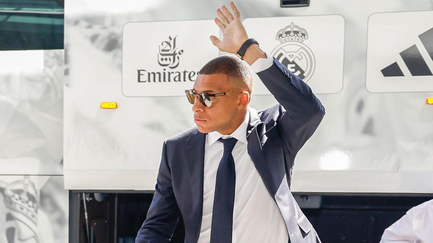 Kylian Mbappé a su llegada a Varsovia con el Real Madrid