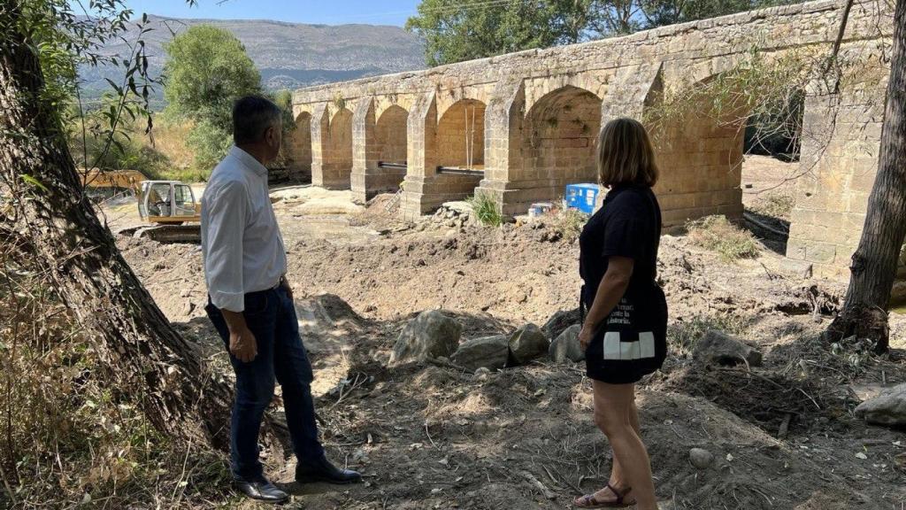 El alcalde y la concejala de Obras de Medina de Pomar visitan las obras del puente de Moneo