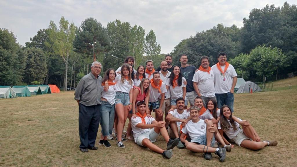 El padre Sotillo junto con los 16 monitores del tercer turno del Campamento Doney 2024