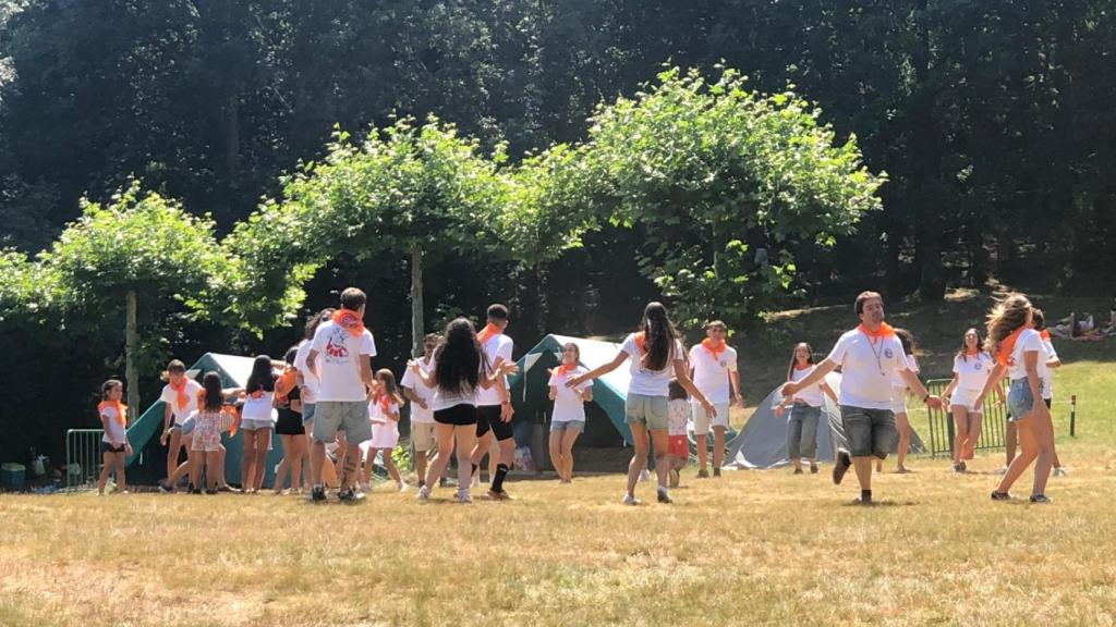 Monitores y acampados, durante una actuación del taller de baile