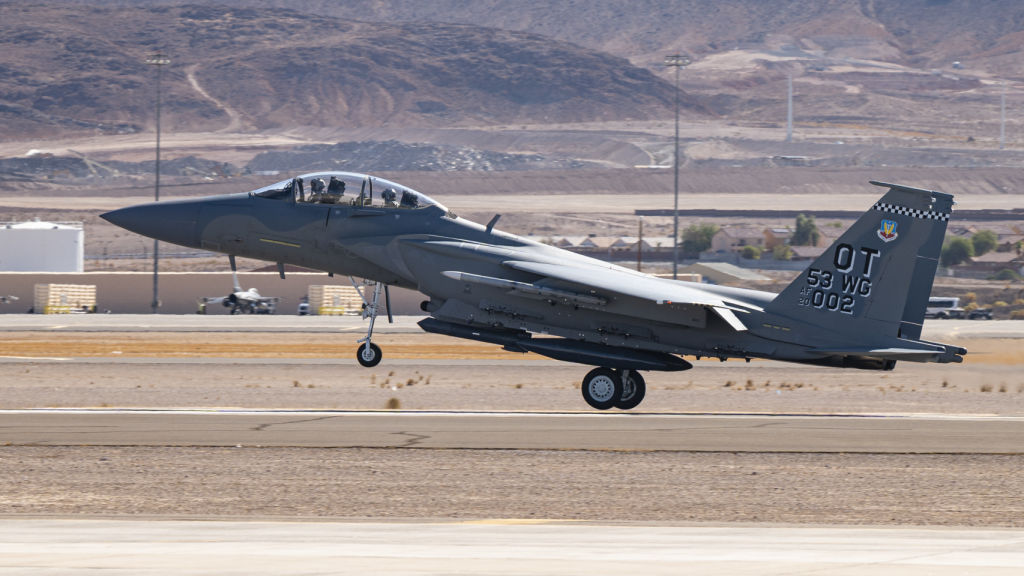 F-15EX biplaza despegando