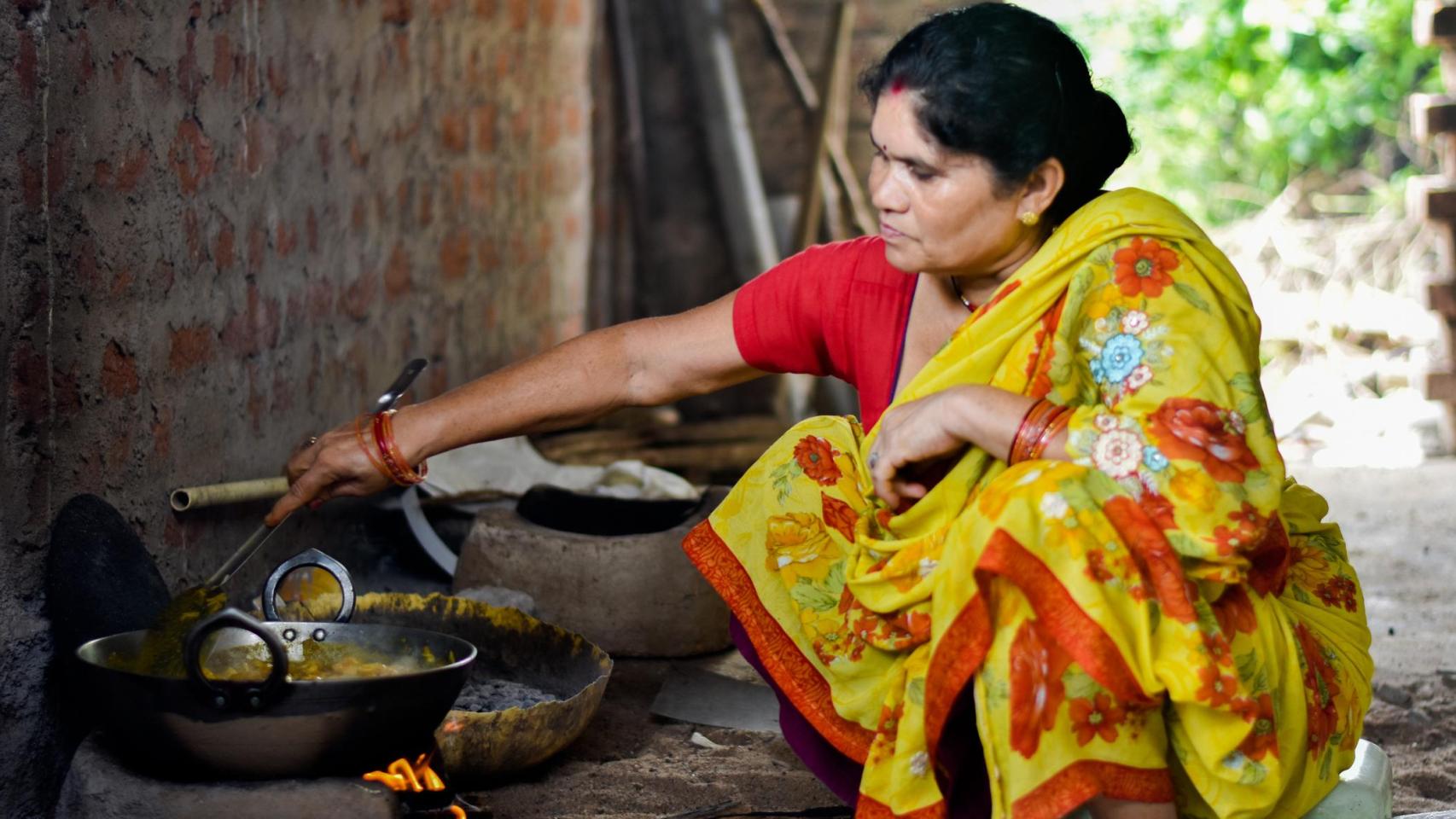 Una mujer hindú preparando la comida