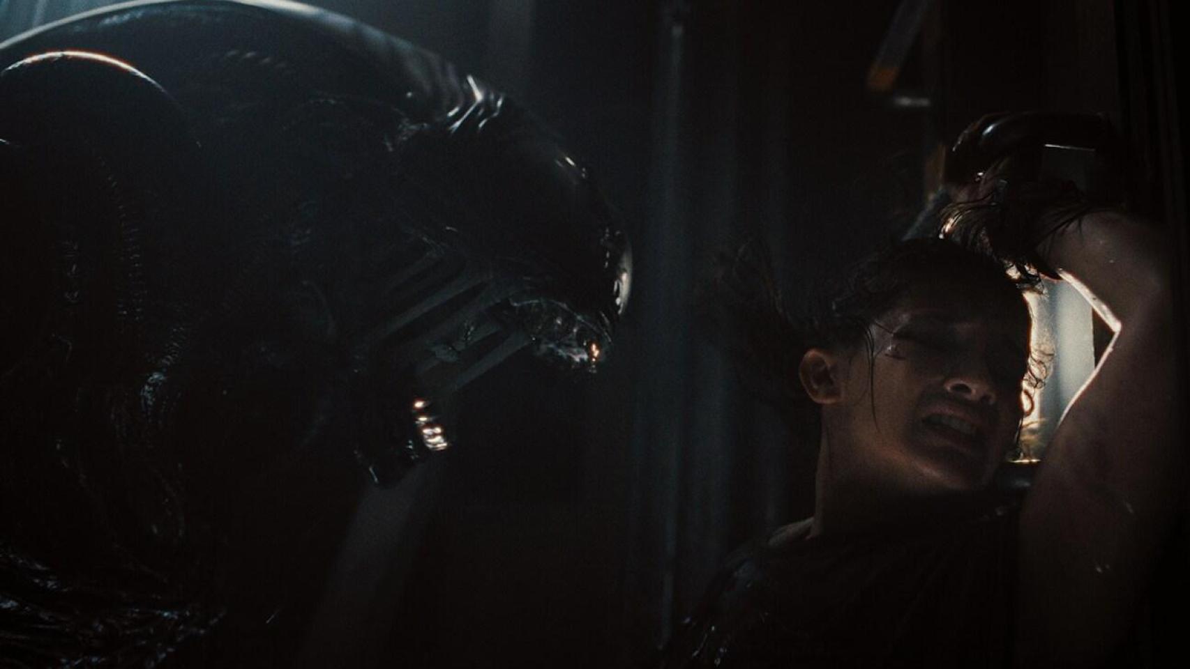 Un xenomorfo y Cailee Spaeny como Rain Carradine en 'Alien: Romulus'. Foto: 20th Century Studios