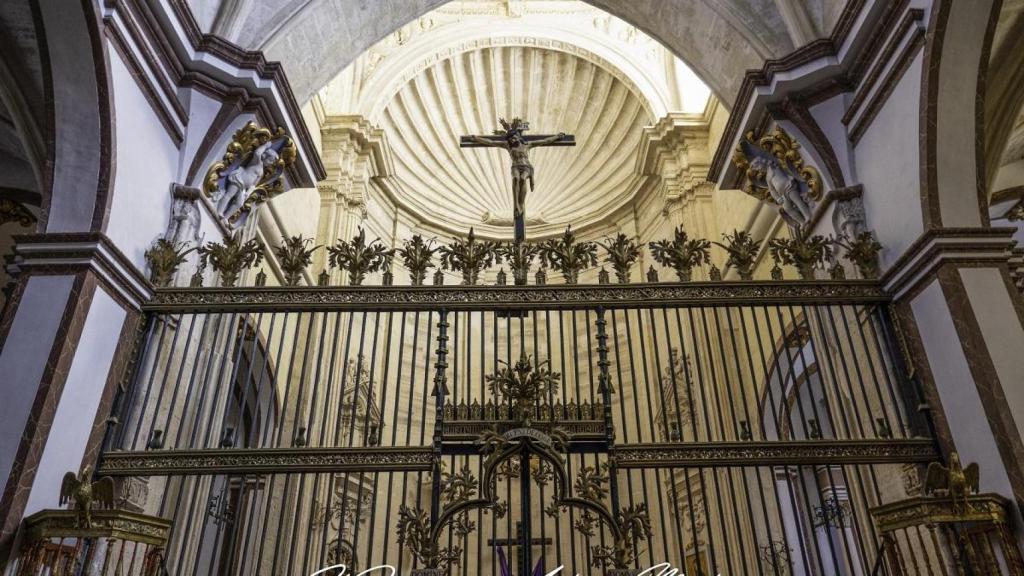 La reja de la capilla mayor es de estilo gótico y fue firmada en 1503 por Antón de Viveros.