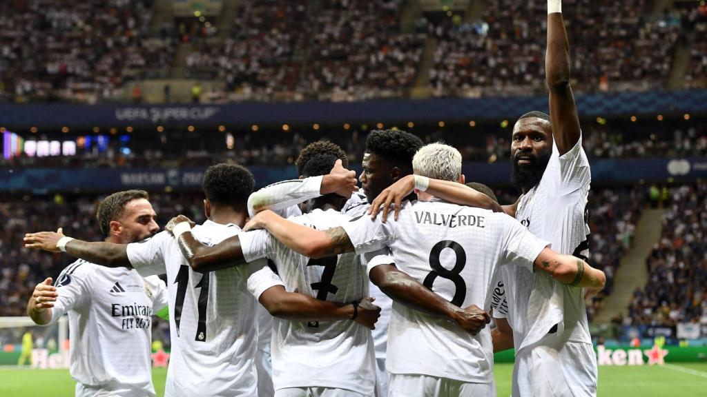 Los jugadores del Real Madrid celebran el gol de Mbappé.