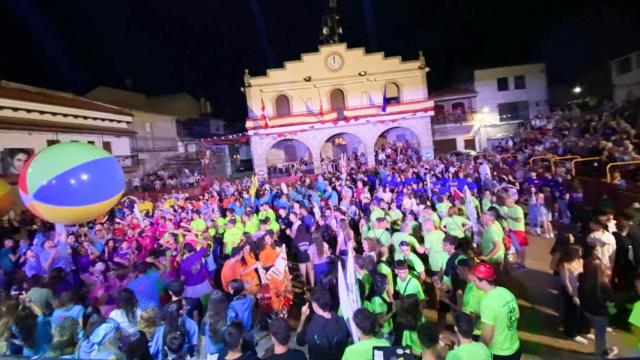 Desfile de peñas en la inauguración de las fiestas patronales de Villarino