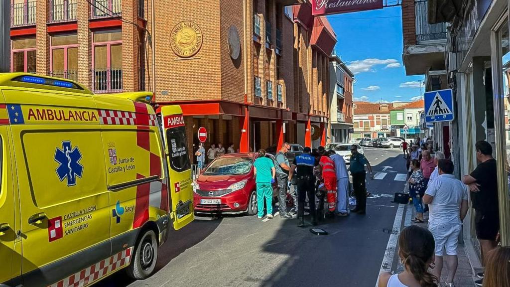 El personal sanitario atendiendo a la mujer herida en Peñaranda de Bracamonte