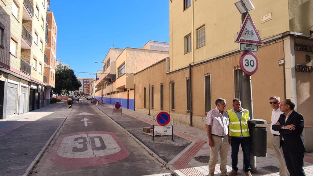 El concejal de Fomento, Fernando Carabias, visita las obras en los entornos educativos