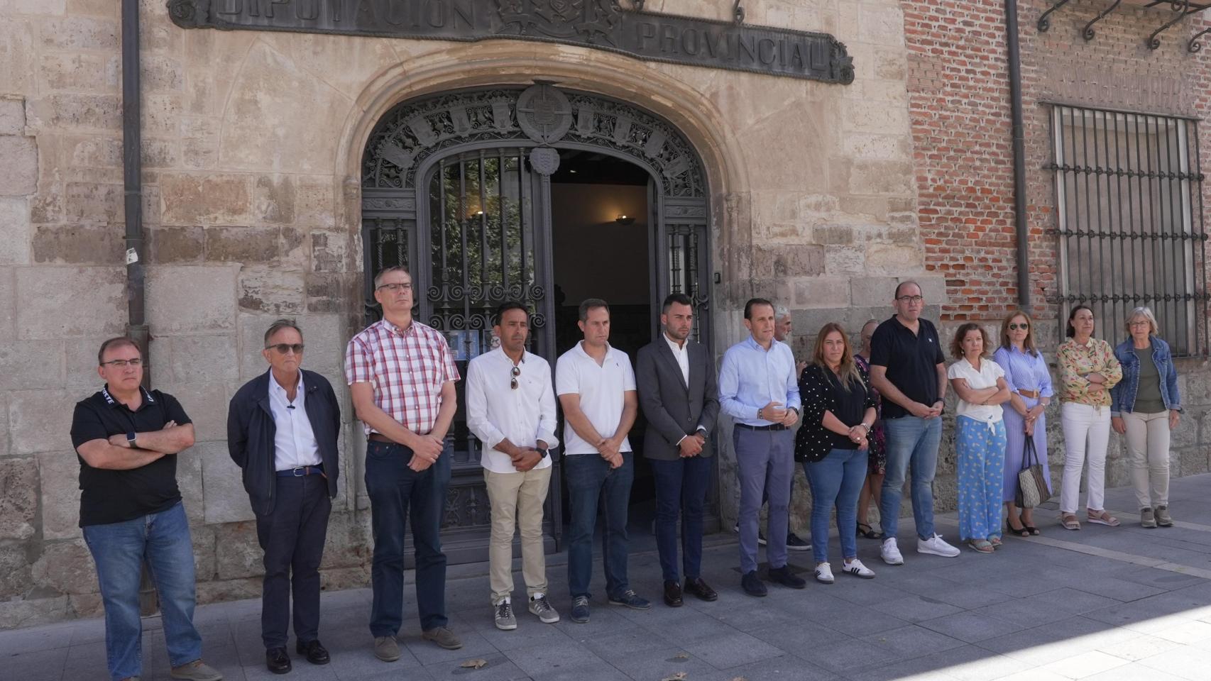 Minuto de silencio a las puertas de la Diputación de Valladolid, con Conrado Íscar a la cabeza