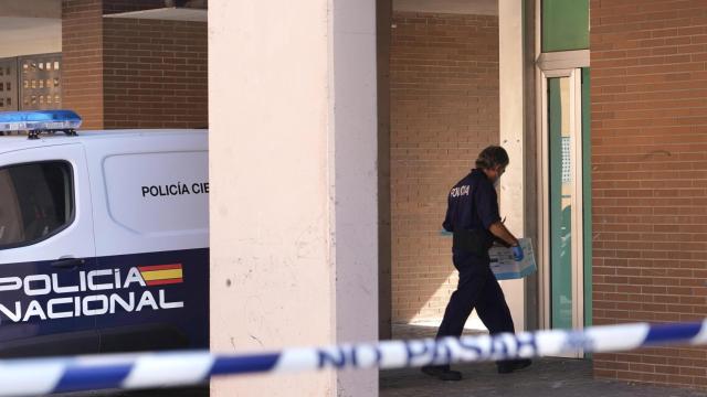 La Policía durante el registro a la casa donde fue asesinada Mónica