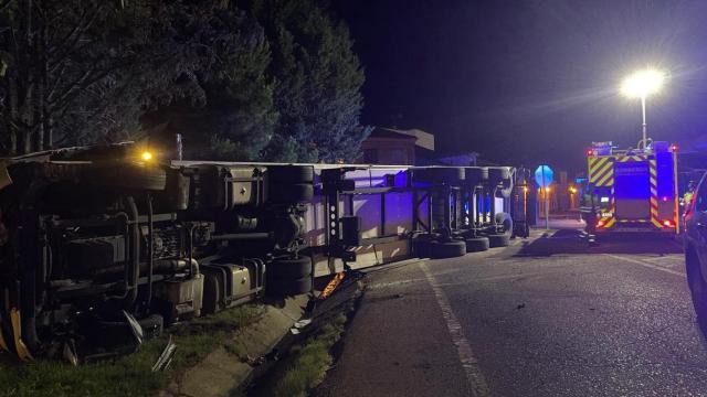 El camión que ha volcado en Villalón de Campos