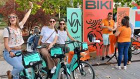 Unas ciudadanas utilizando el servicio Biki