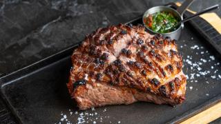 Ni en Madrid ni en Barcelona: la parrilla argentina que triunfa en el reino de los espetos