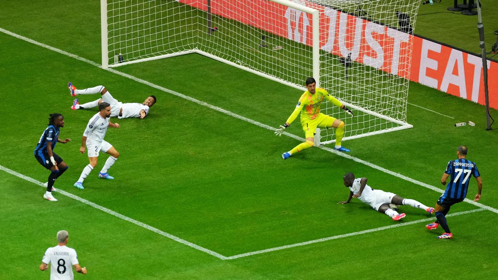 Acción de ataque de la Atalanta frente al Real Madrid.