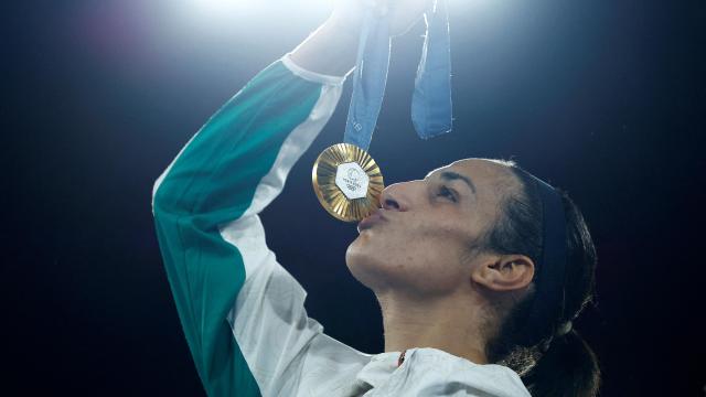 La boxeadora argelina Imane Khelif celebra su oro conquistado en París 2024