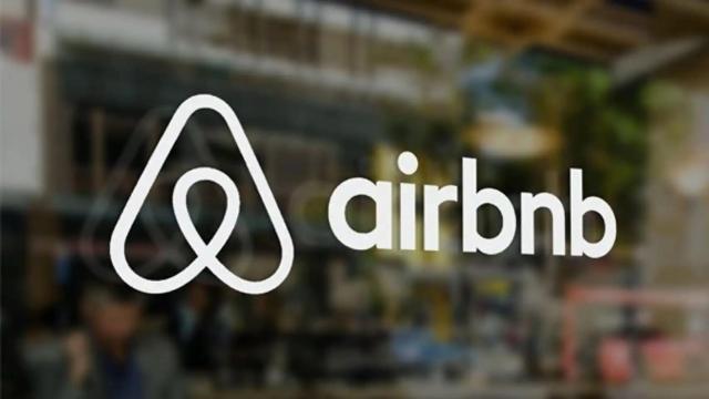 Logo de Airbnb en una ventana