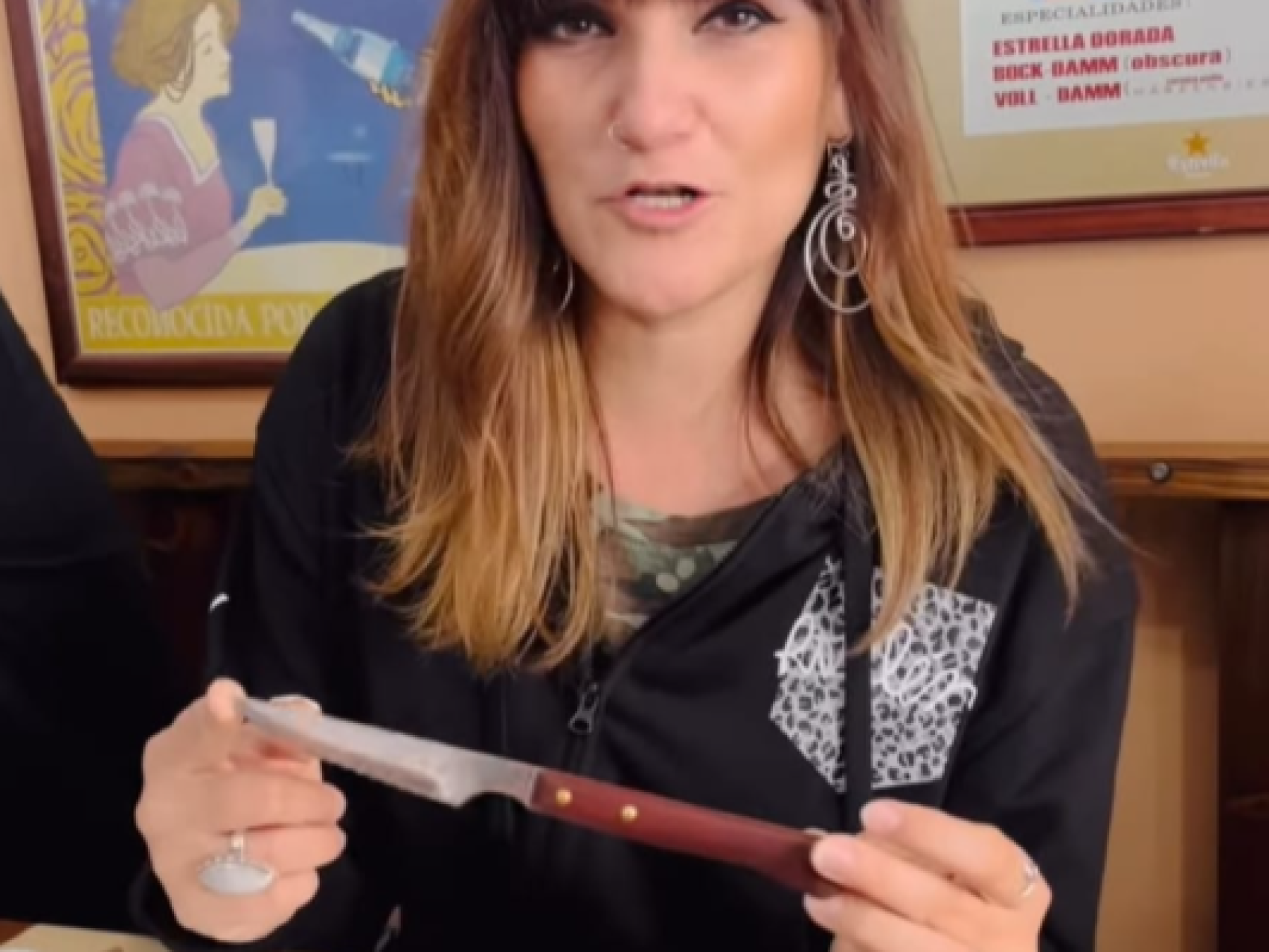 María Rozalén con un cuchillo de Arcos en las manos.