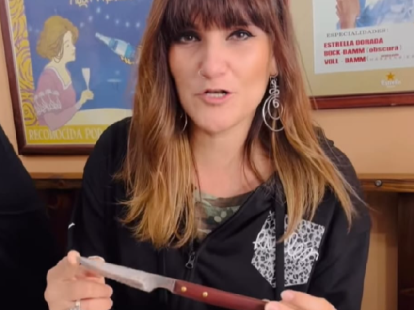 María Rozalén con un cuchillo de Arcos en las manos.