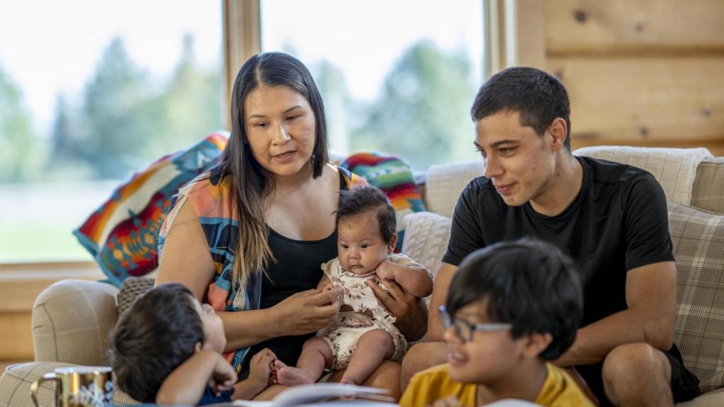 Una madre cuida de su familia