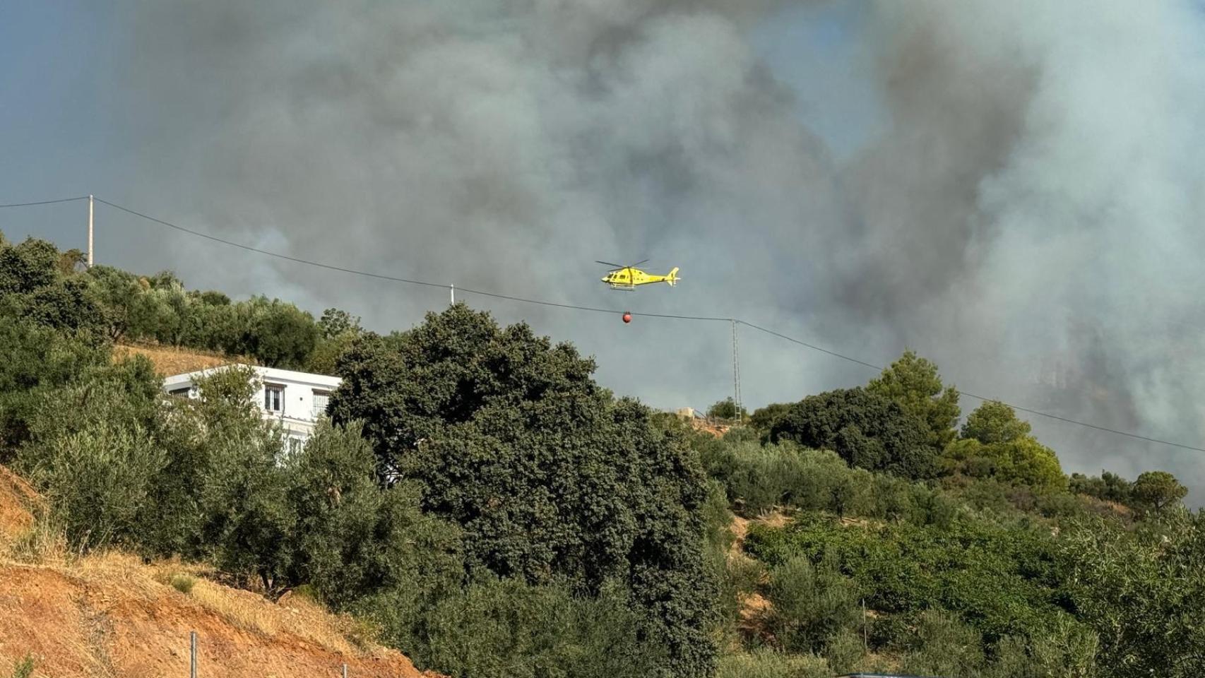 Una imagen de un helicóptero trabajando en el incendio de Almuñécar.