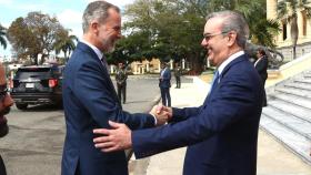 El Rey Felipe VI saluda a Luis Abinader, presidente de República Dominicana, en la XXVIII Cumbre Iberoamericana.