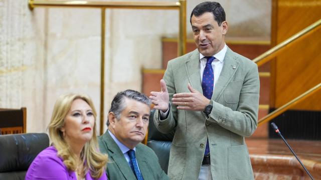 Moreno, en el último Pleno en el Parlamento andaluz, junto a los consejeros de Presidencia y Hacienda.