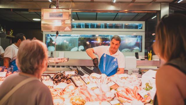 Francisco, trabajando en la pescadería 'La Milagros' del Mercado Saludable de Las Ventas.