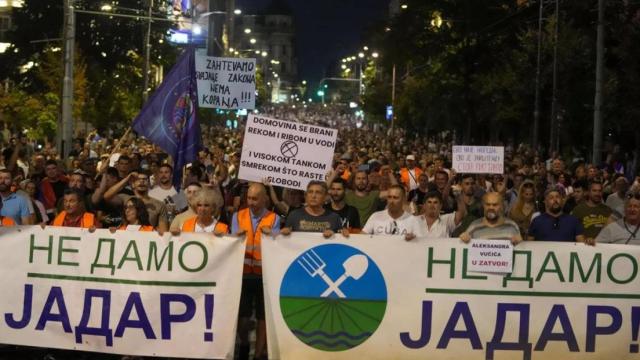 Protestas masivas en Serbia en contra de la creación de la mayor mina extractiva de litio de Europa.