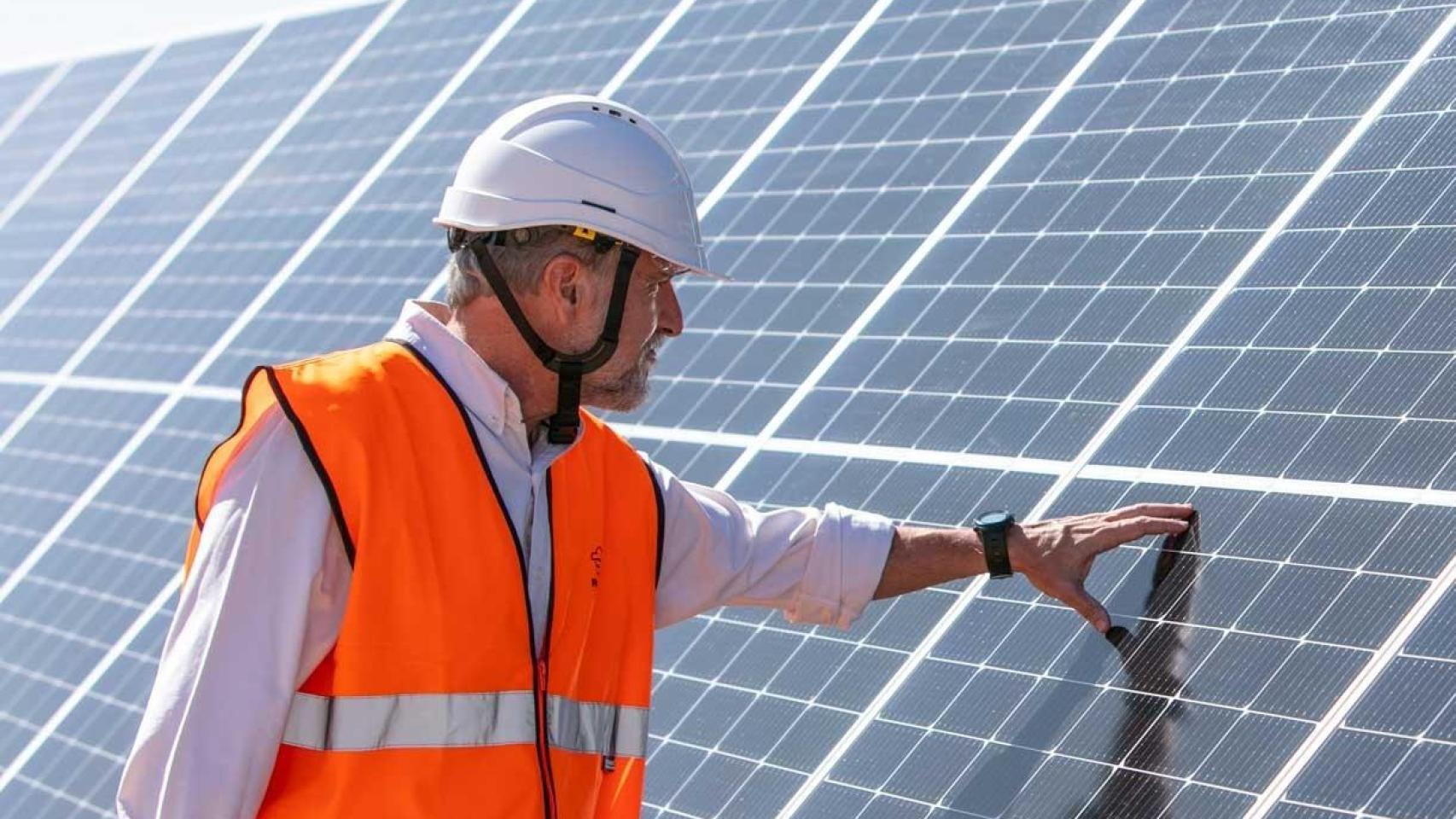 Operario de Repsol en una planta fotovoltaica.