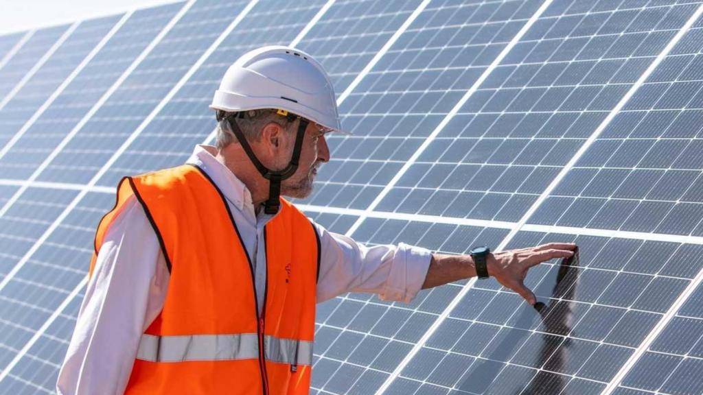 Operario de Repsol en una planta fotovoltaica.