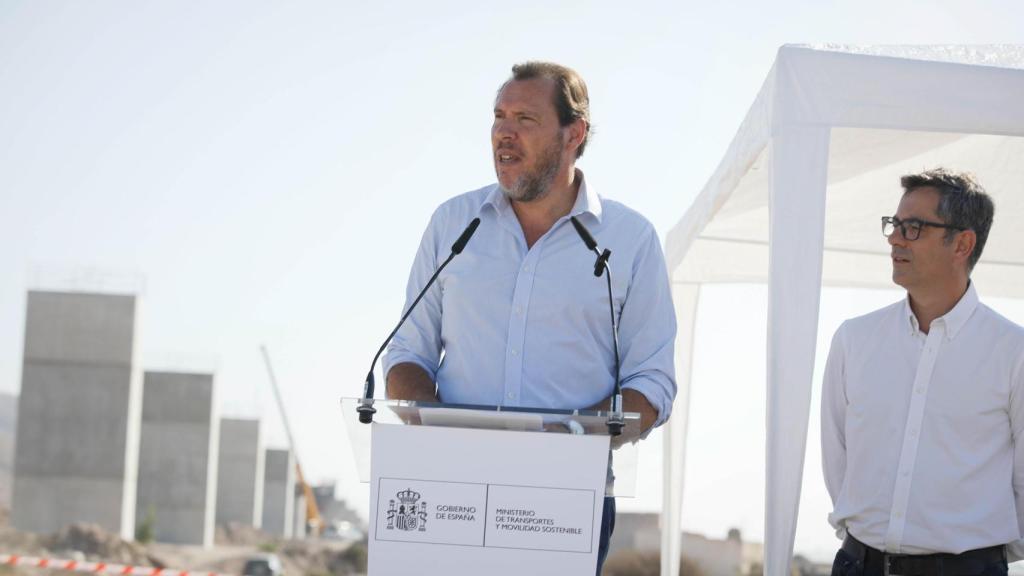 El ministro de Transportes y Movilidad Sostenible, Óscar Puente, en las obras del AVE a Almería.