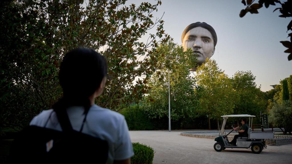 La cabeza flotando sobre el Parque del Retiro.