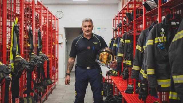 Juan Miguel Gil, 'Juanmi', posa para Madrid Total en el parque de bomberos de Villaverde.