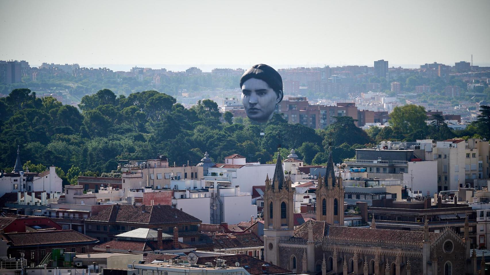 La cabeza que sobrevuela Madrid como parte del programa de Veranos de la Villa.