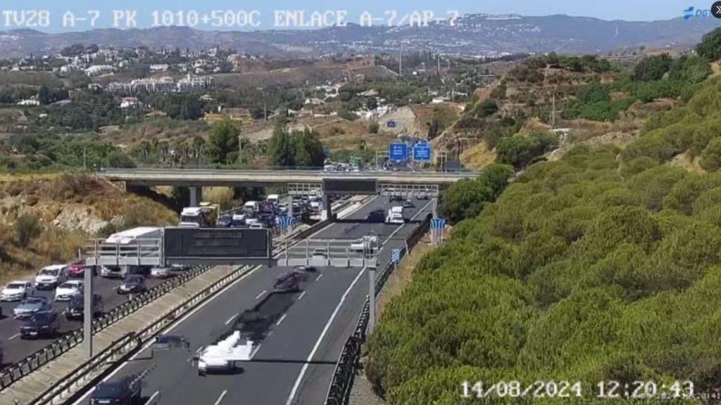 Imagen de las retenciones de tráfico en la A-7 a su paso por Fuengirola (Málaga).