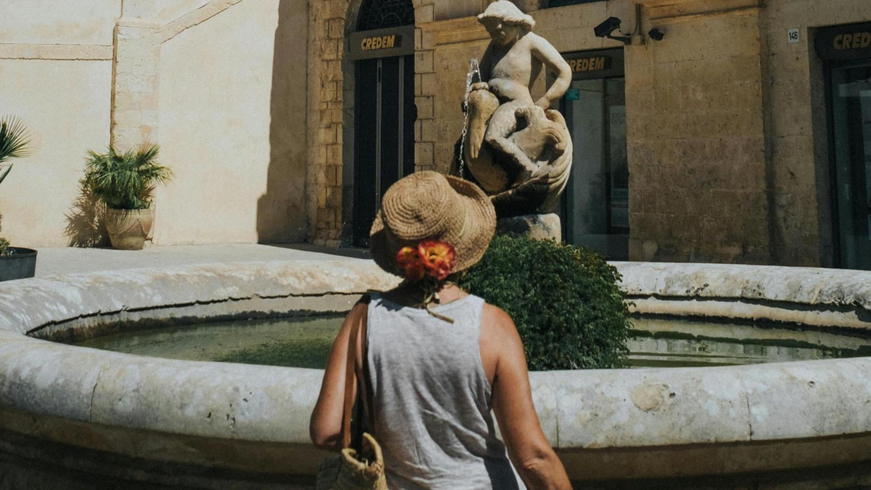 Mujer viajando por Sicilia