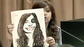 Cristina Fernández exhibe una caricatura suya con el ojo morado este miércoles en el juicio por el atentado que sufrió  en 2022.